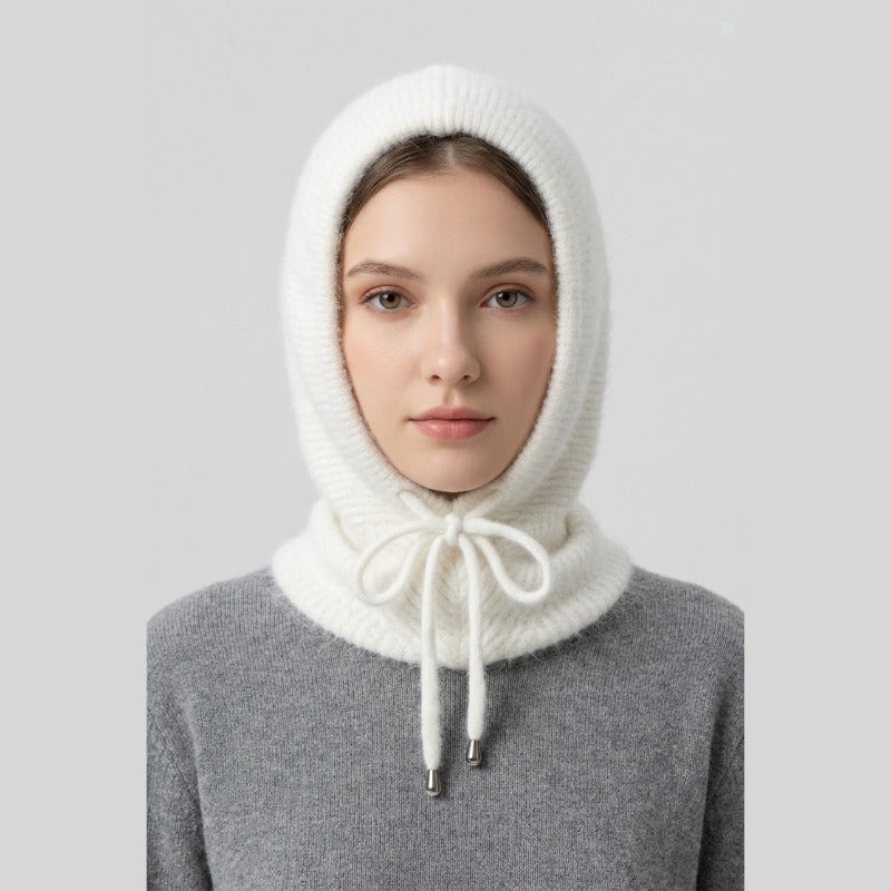 Cagoule Cachemire Blanche portée sur fond blanc