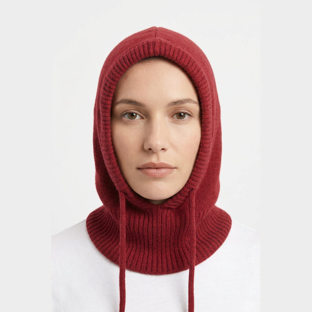 Cagoule Capuche Rouge portée sur fond blanc