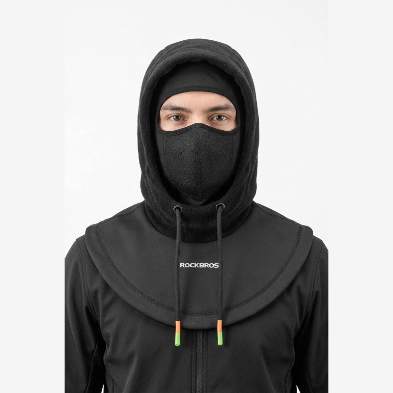 Cagoule Capuche Ski portée sur fond blanc