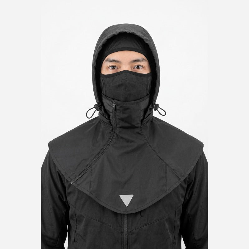 Cagoule Capuche Vélo portée sur fond blanc