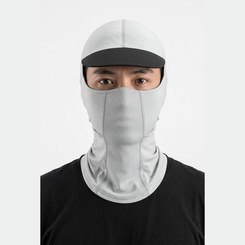 Cagoule Casquette Blanche portée sur fond blanc