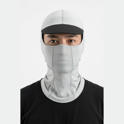 Cagoule Casquette Blanche portée sur fond blanc