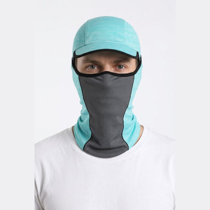 Cagoule Casquette Bleue portée sur fond blanc