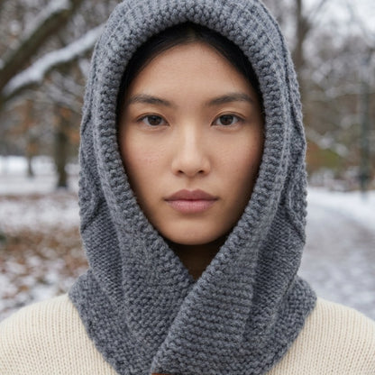 Cagoule Crochet Grise portée en extérieur