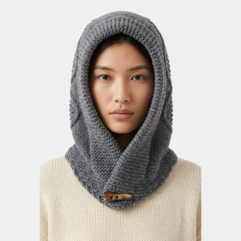 Cagoule Crochet Grise portée sur fond blanc