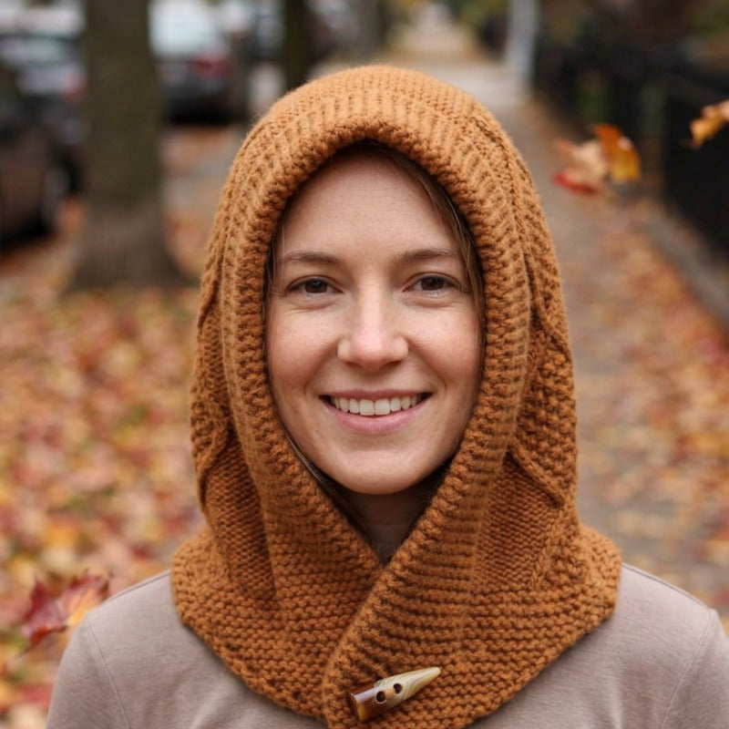 Cagoule Crochet Marron portée en extérieur