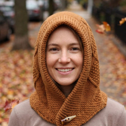 Cagoule Crochet Marron portée en extérieur
