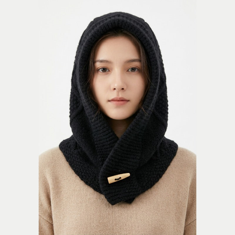 Cagoule Crochet Noire portée sur fond blanc