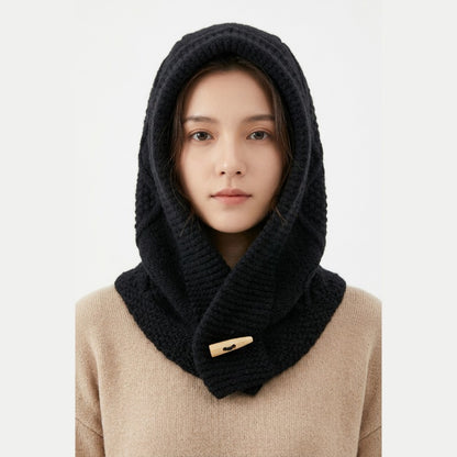 Cagoule Crochet Noire portée sur fond blanc