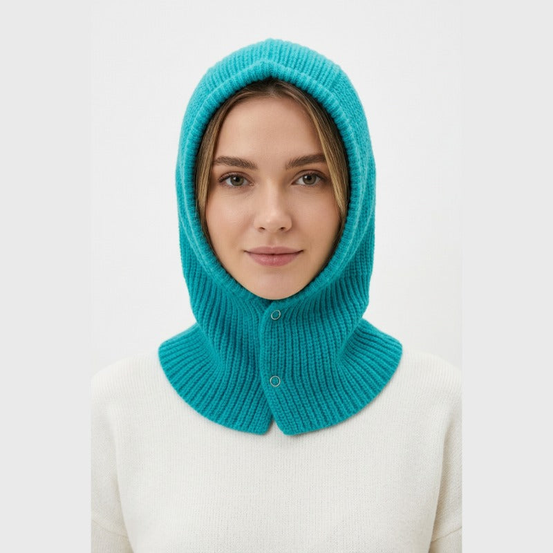 Cagoule Femme Bleue portée sur fond blanc