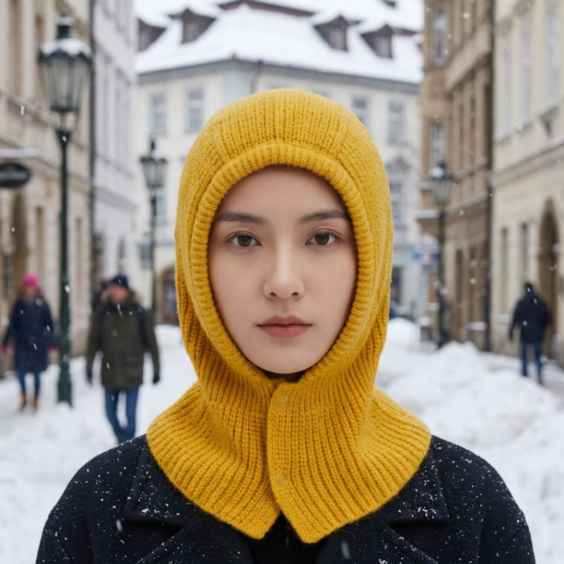 Cagoule Femme Jaune portée en extérieur