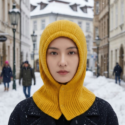 Cagoule Femme Jaune portée en extérieur