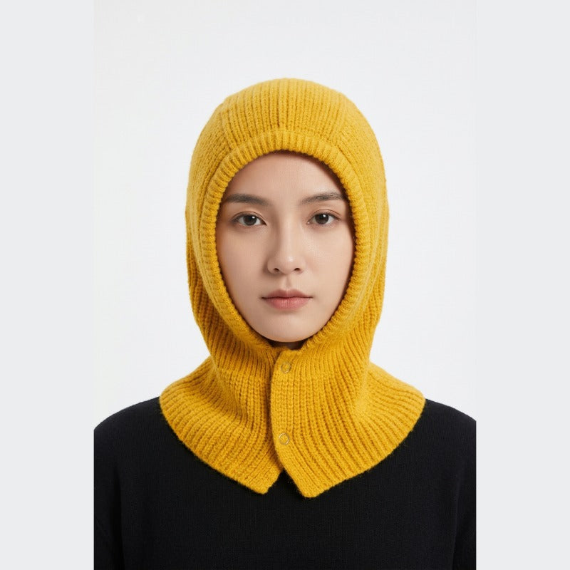 Cagoule Femme Jaune portée sur fond blanc
