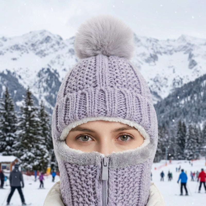 Cagoule Femme Ski Grise portée en extérieur