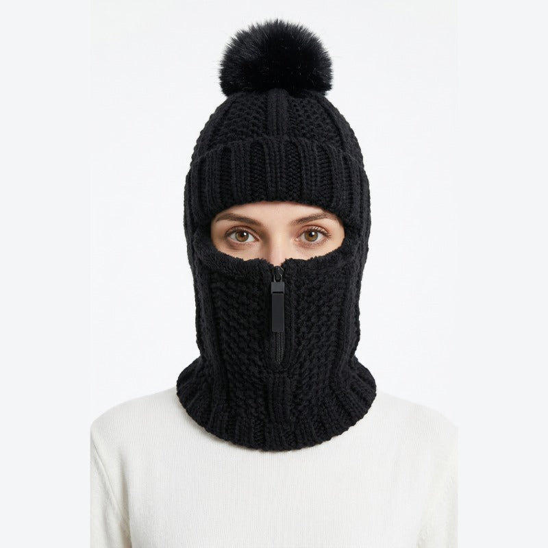 Cagoule Femme Ski Noire portée sur fond blanc