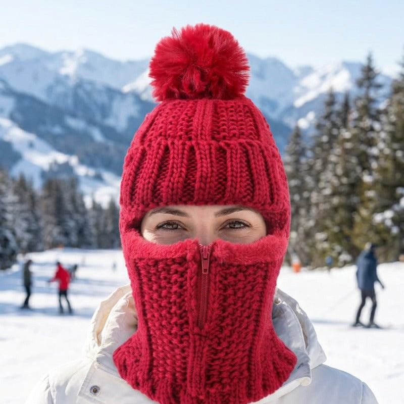 Cagoule Femme Ski Rouge portée en extérieur