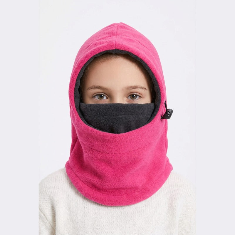 Cagoule Fille Ski portée sur fond blanc