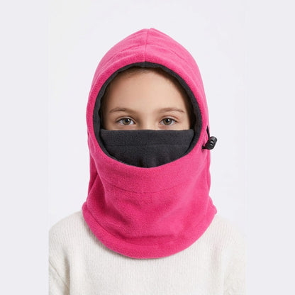 Cagoule Fille Ski portée sur fond blanc
