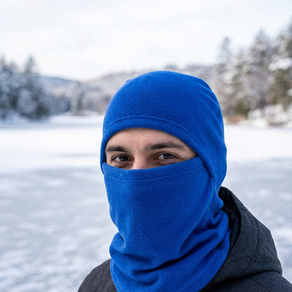 Cagoule Froid Bleue portée en extérieur