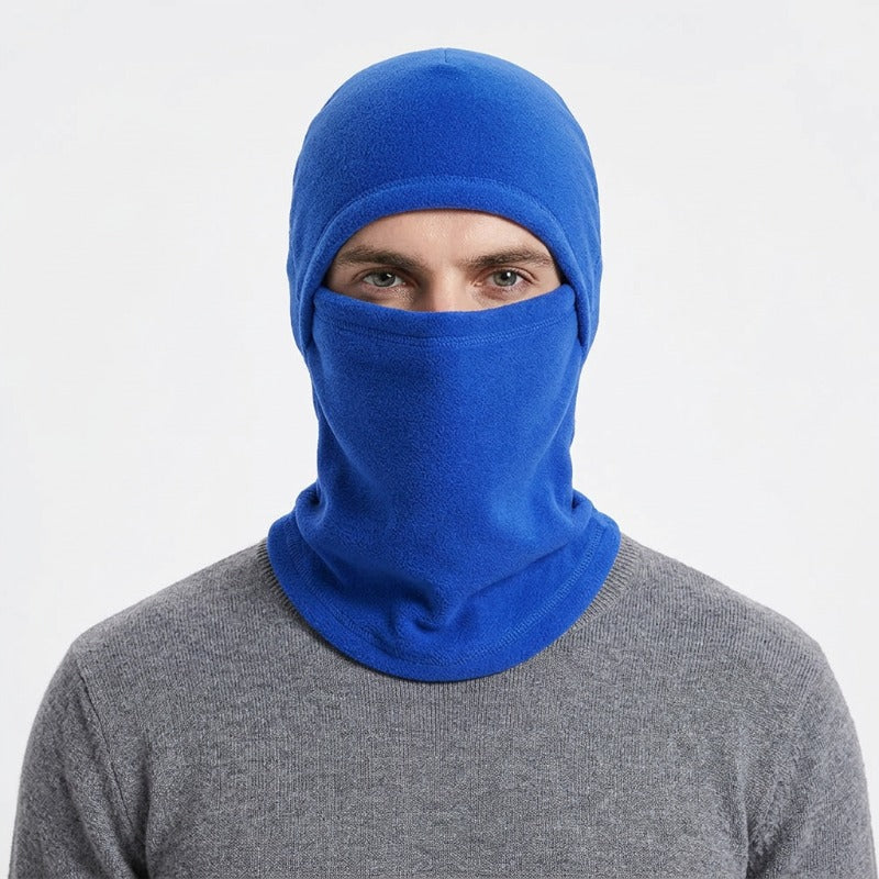 Cagoule Froid Bleue portée sur fond blanc
