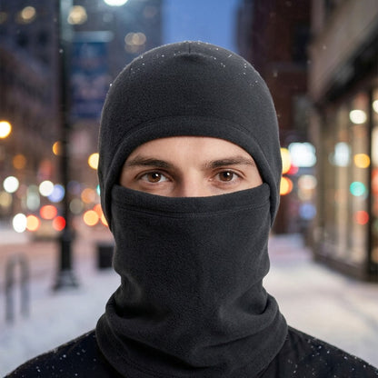Cagoule Froid Noire portée en extérieur