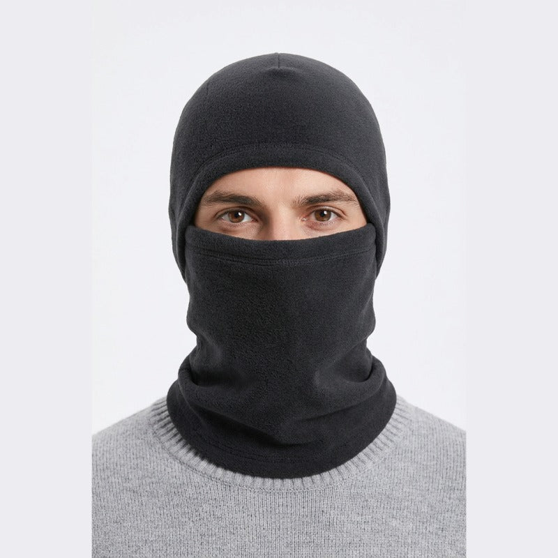 Cagoule Froid Noire portée sur fond blanc