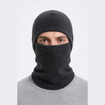 Cagoule Froid Noire portée sur fond blanc