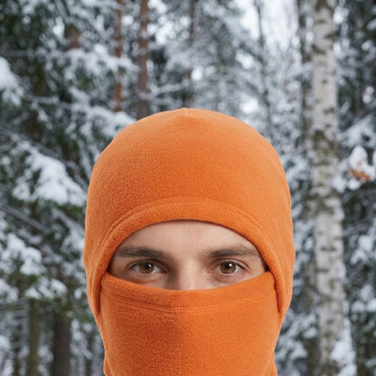 Cagoule Froid Orange portée en extérieur