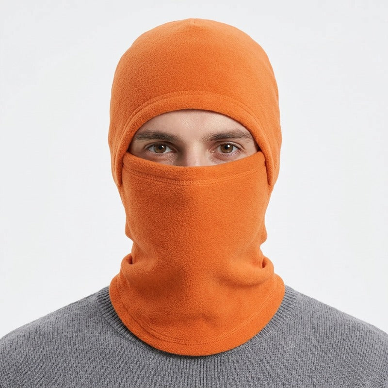 Cagoule Froid Orange portée sur fond blanc