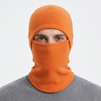 Cagoule Froid Orange portée sur fond blanc