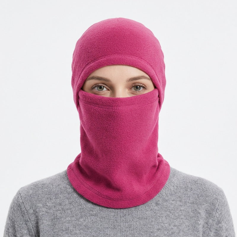 Cagoule Froid Rose portée sur fond blanc