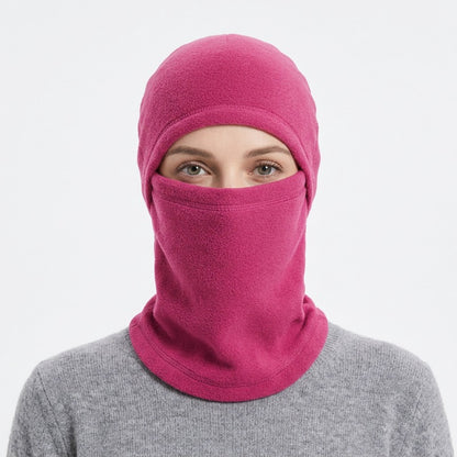 Cagoule Froid Rose portée sur fond blanc
