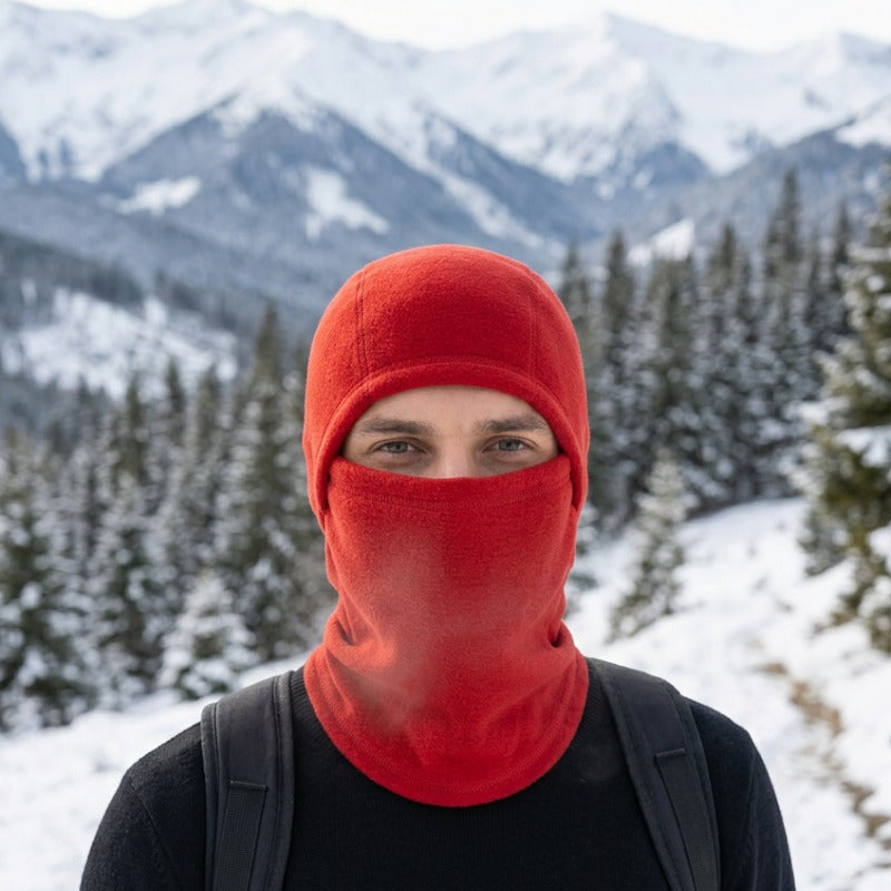 Cagoule Froid Rouge portée en extérieur