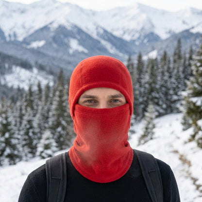 Cagoule Froid Rouge portée en extérieur