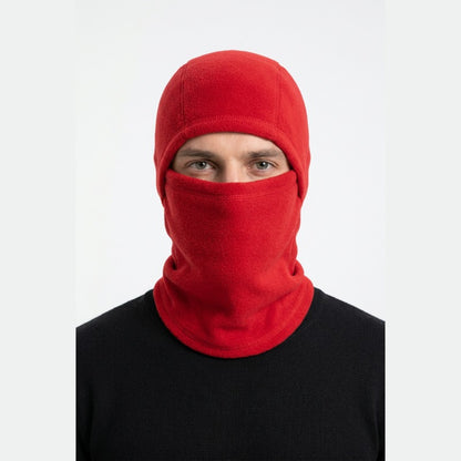 Cagoule Froid Rouge portée sur fond blanc