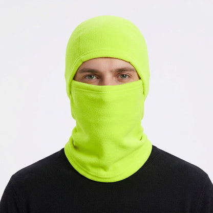 Cagoule Froid Verte portée sur fond blanc