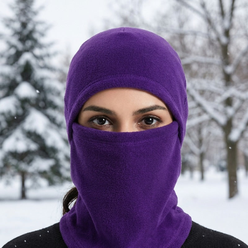Cagoule Froid Violette portée en extérieur