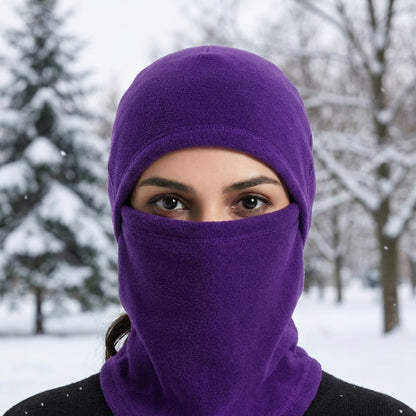 Cagoule Froid Violette portée en extérieur