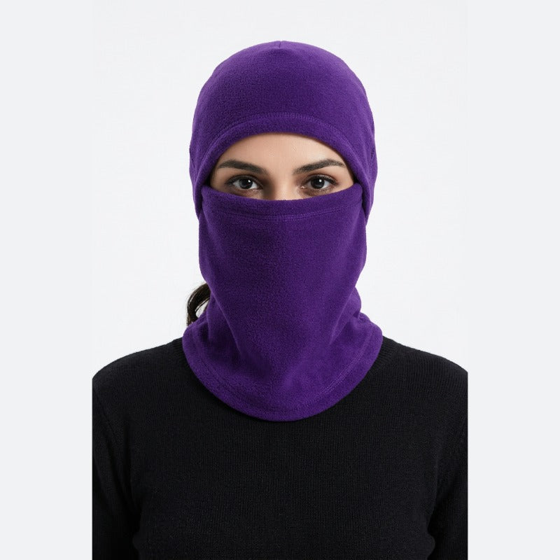 Cagoule Froid Violette portée sur fond blanc