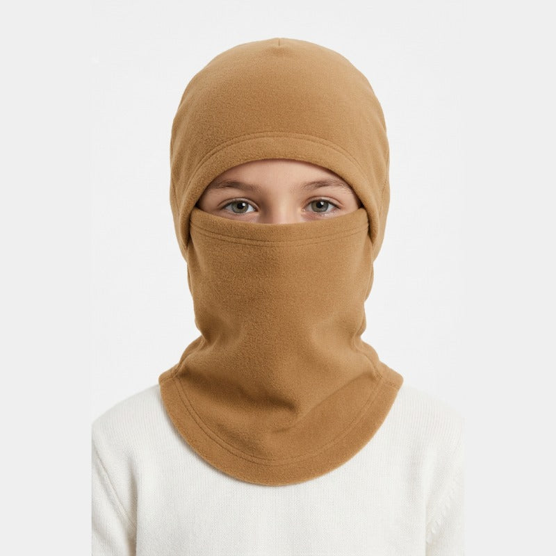 Cagoule Garçon Marron portée sur fond blanc