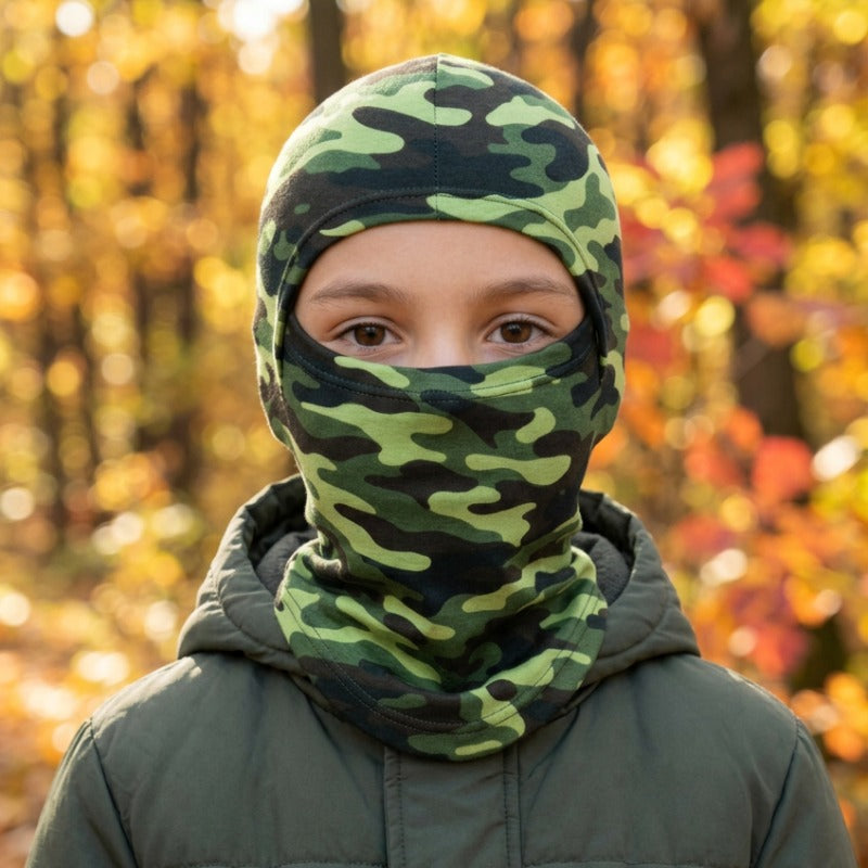 Cagoule Garçon Verte portée en extérieur