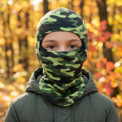 Cagoule Garçon Verte portée en extérieur