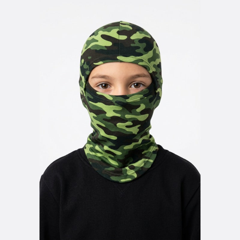 Cagoule Garçon Verte portée sur fond blanc