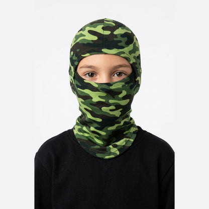Cagoule Garçon Verte portée sur fond blanc