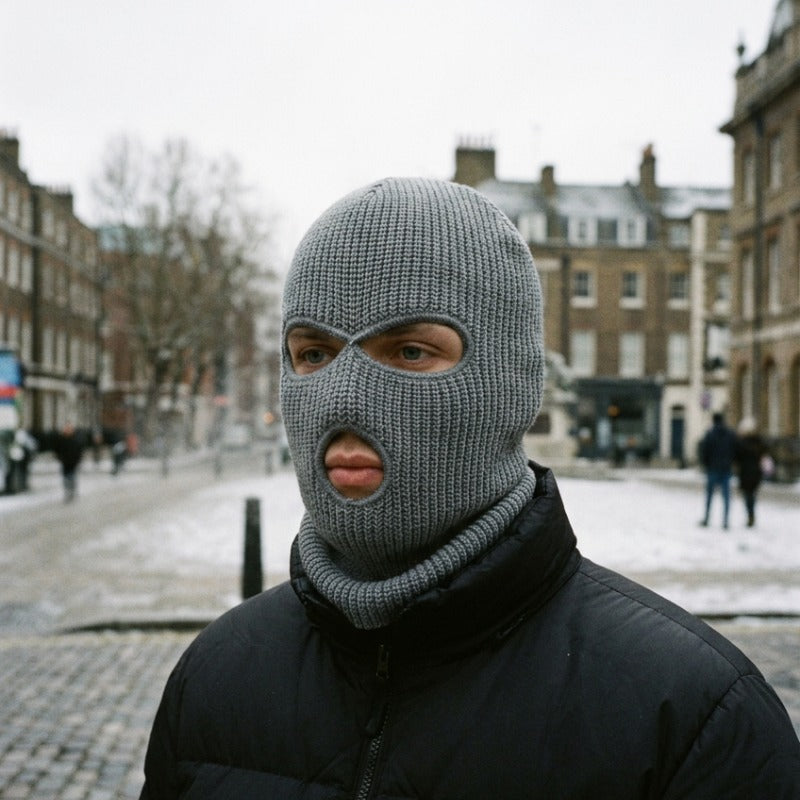Cagoule Grise Homme portée en extérieur