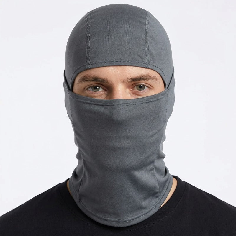 Cagoule Grise Légère portée sur fond blanc