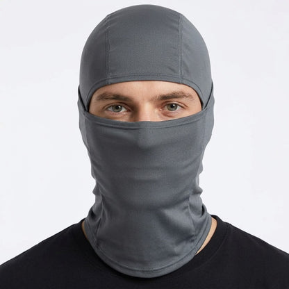 Cagoule Grise Légère portée sur fond blanc