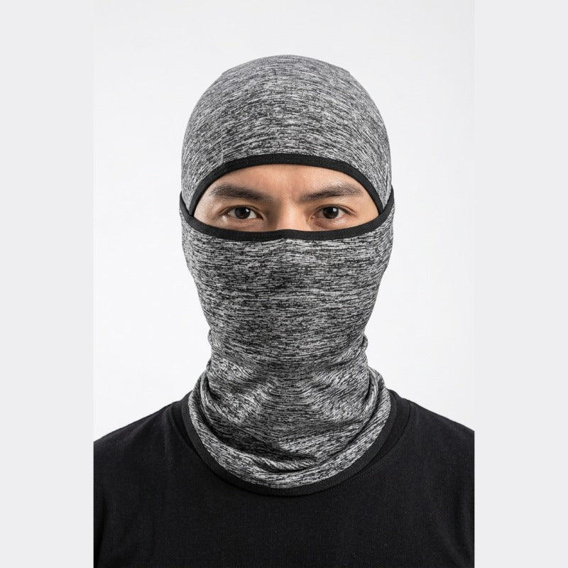 Cagoule Grise Randonnée portée sur fond blanc