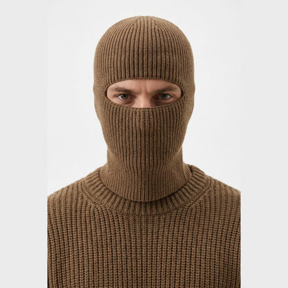 Cagoule Kaki Bonnet portée sur fond blanc