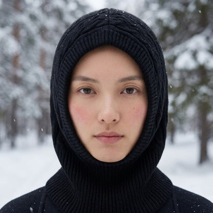 Cagoule Laine Noire portée en extérieur
